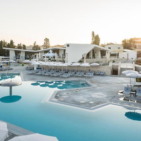 Falkensteiner Premium Mobile Homes And Camping Zara Esterno foto The resort's main pool