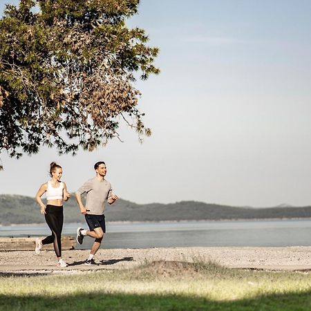 Falkensteiner Premium Mobile Homes And Camping Zara Esterno foto Joggers at the shore of the lake
