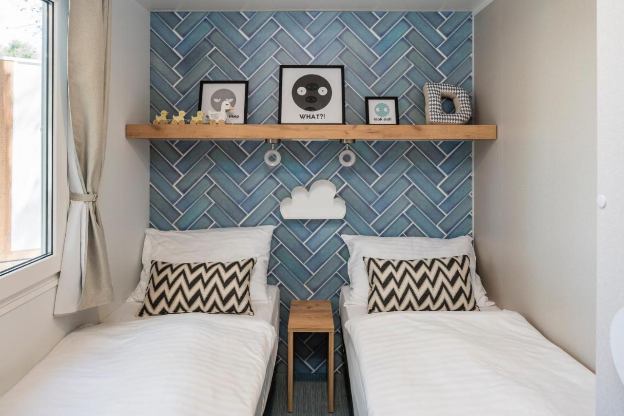 Falkensteiner Premium Mobile Homes And Camping Zara Esterno foto A bedroom with a blue tiled wall