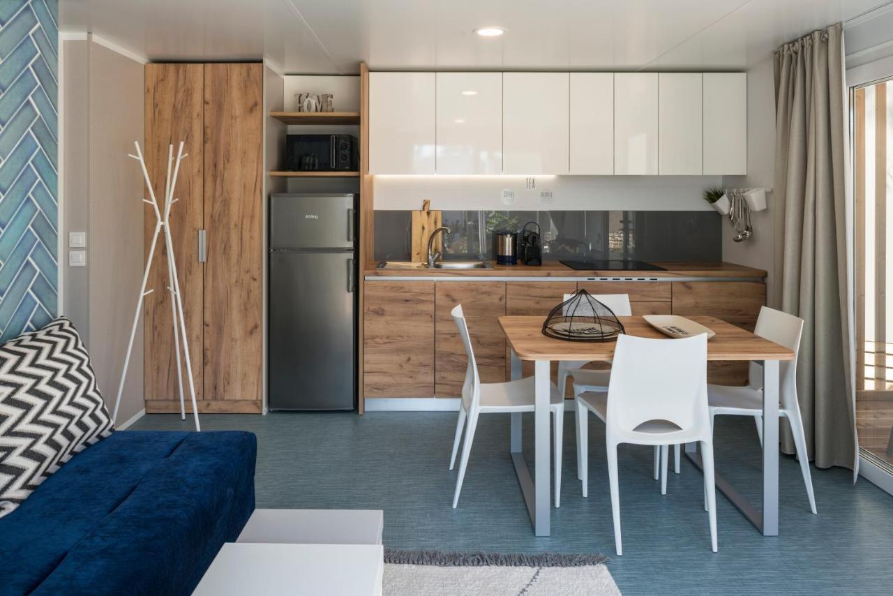 Falkensteiner Premium Mobile Homes And Camping Zara Esterno foto A kitchen in a micro apartment
