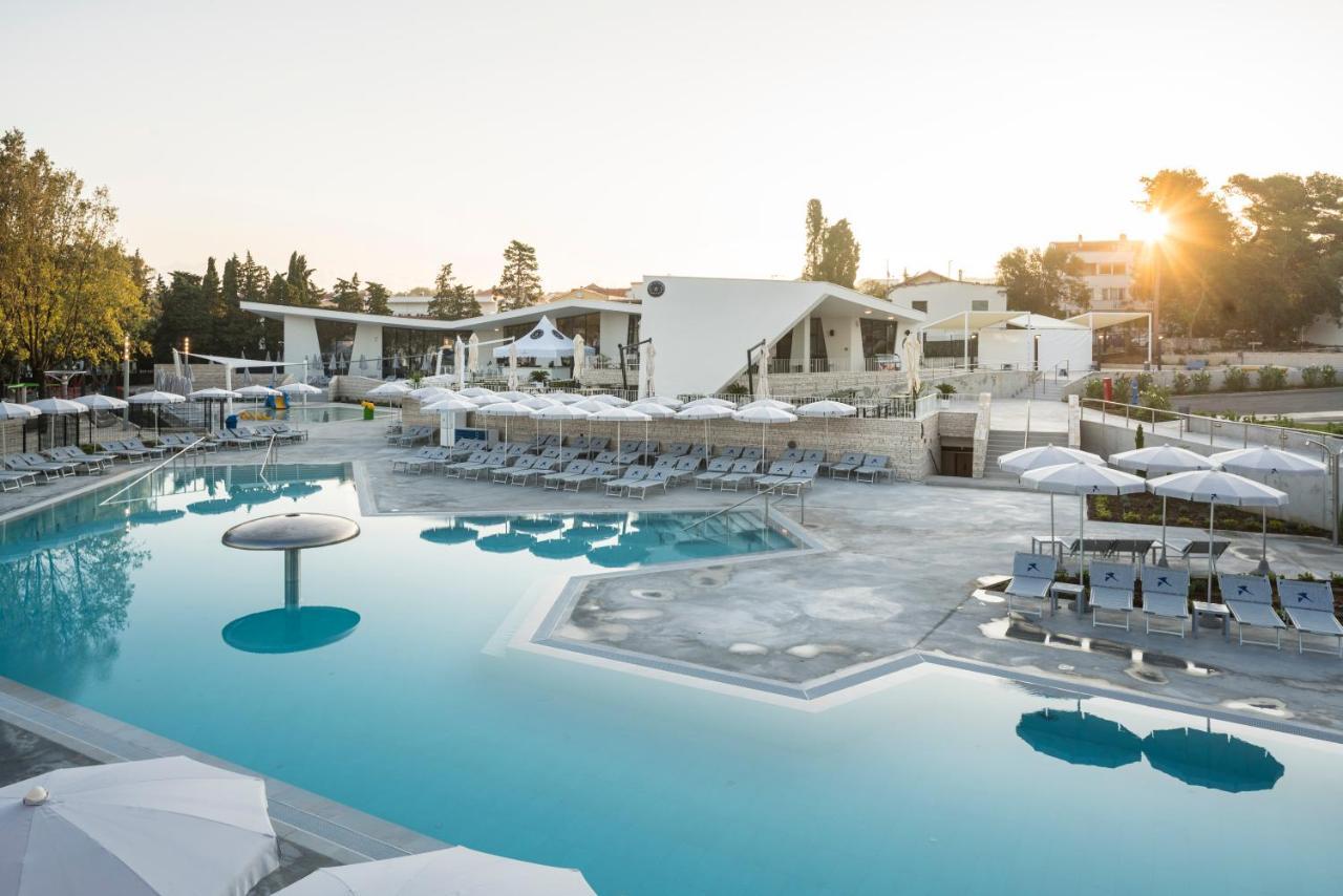 Falkensteiner Premium Mobile Homes And Camping Zara Esterno foto The resort's main pool