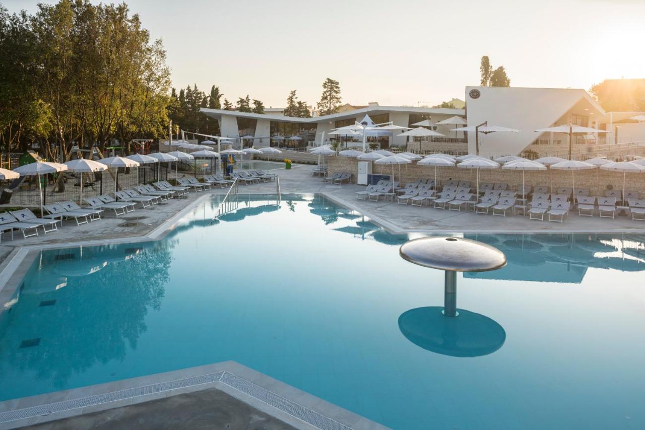 Falkensteiner Premium Mobile Homes And Camping Zara Esterno foto The resort's main pool