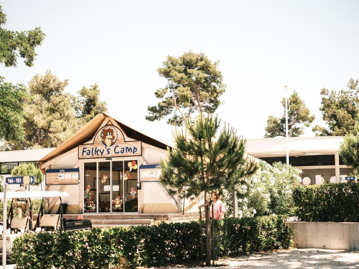 Falkensteiner Premium Mobile Homes And Camping Zara Esterno foto The entrance to Falby's Camp