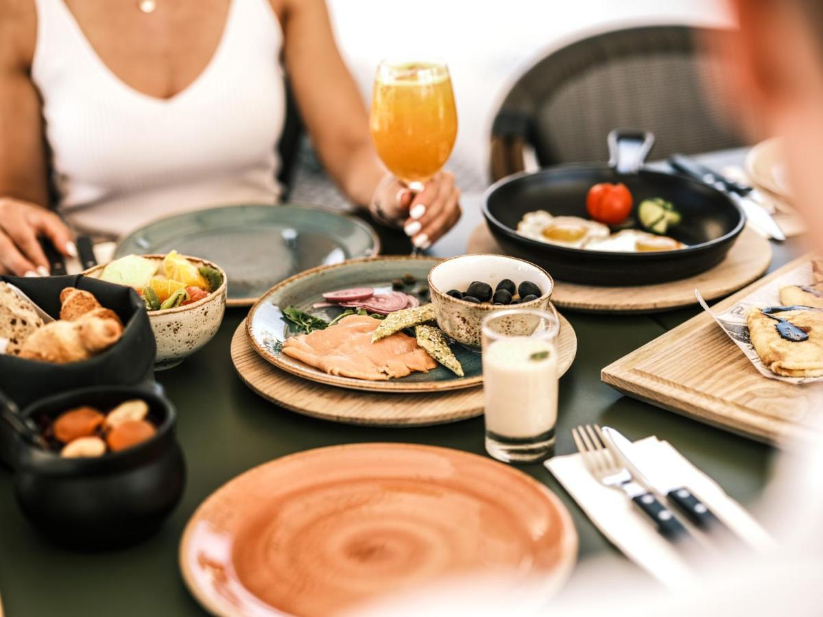 Falkensteiner Premium Mobile Homes And Camping Zara Esterno foto A typical brunch
