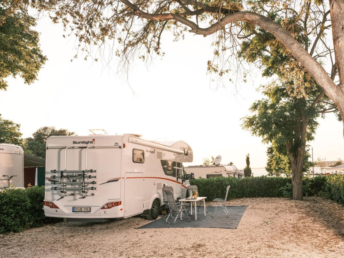 Falkensteiner Premium Mobile Homes And Camping Zara Esterno foto A motorhome at a campsite