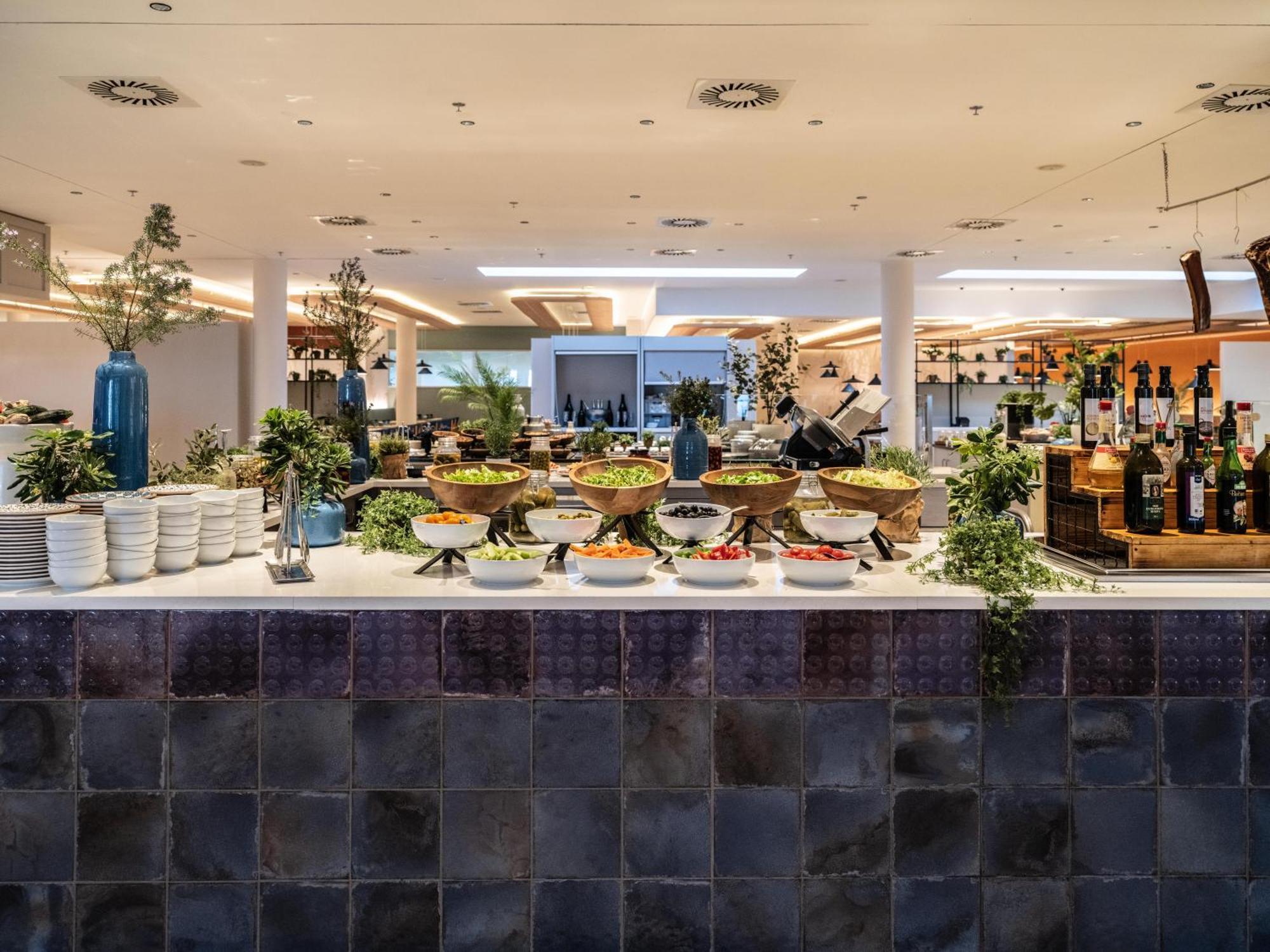 Falkensteiner Premium Mobile Homes And Camping Zara Esterno foto The buffet at the restaurant