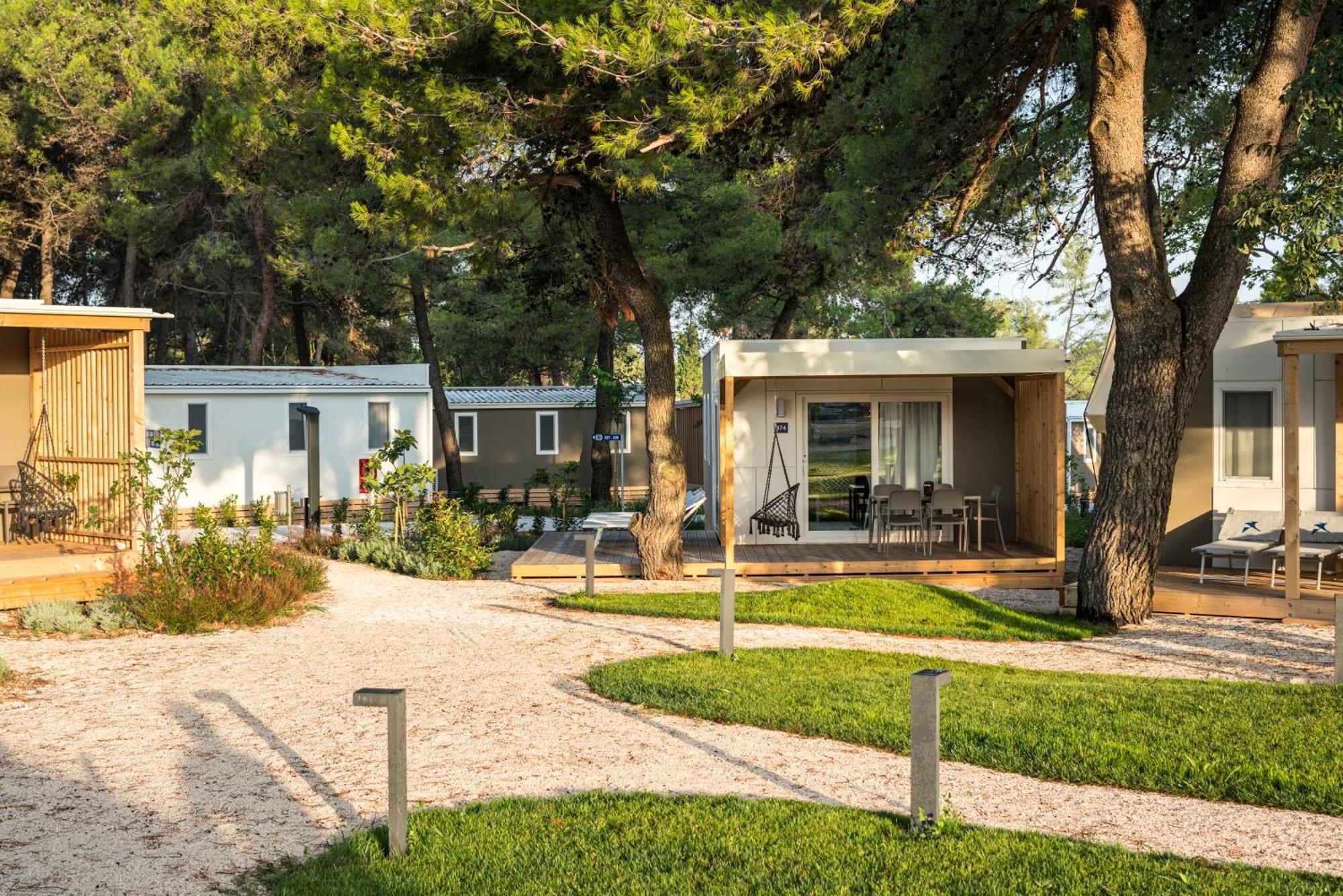 Falkensteiner Premium Mobile Homes And Camping Zara Camera foto Mobile homes in a campsite