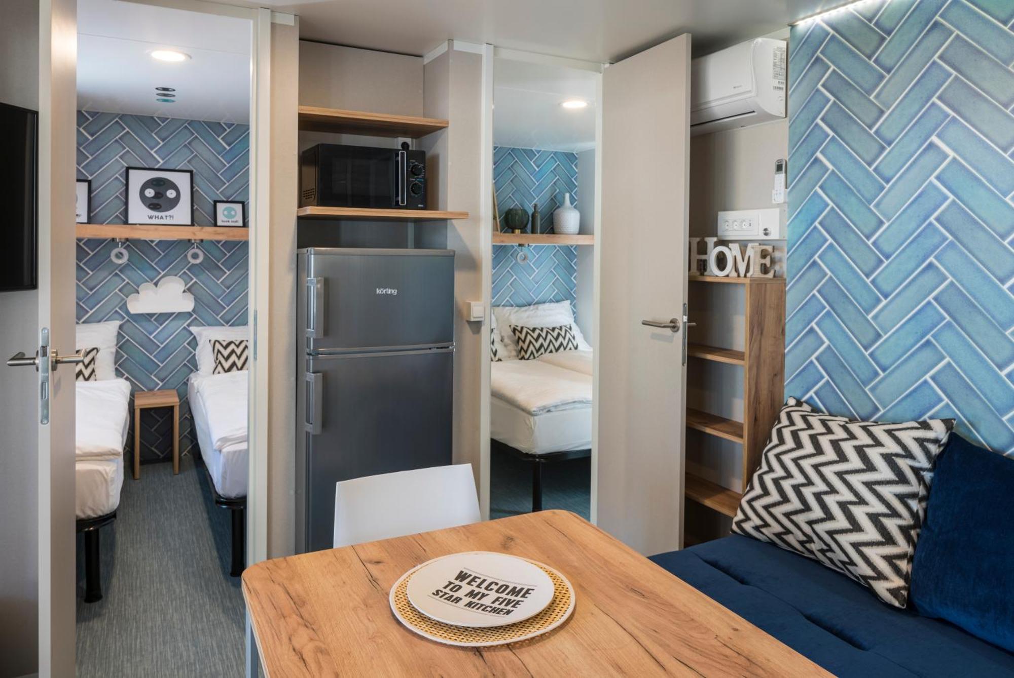 Falkensteiner Premium Mobile Homes And Camping Zara Camera foto Interior of a typical studio apartment