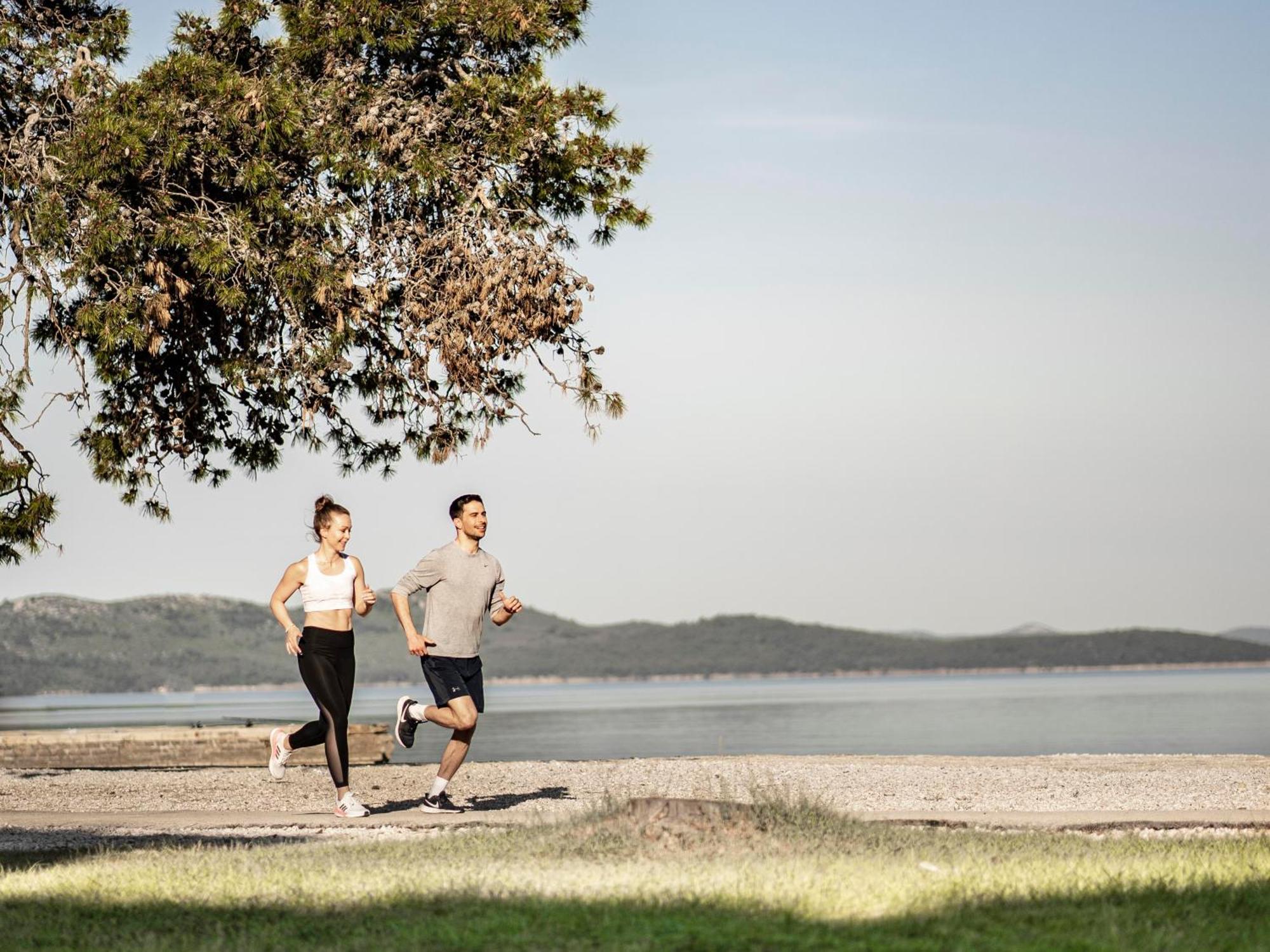 Falkensteiner Premium Mobile Homes And Camping Zara Esterno foto Joggers at the shore of the lake