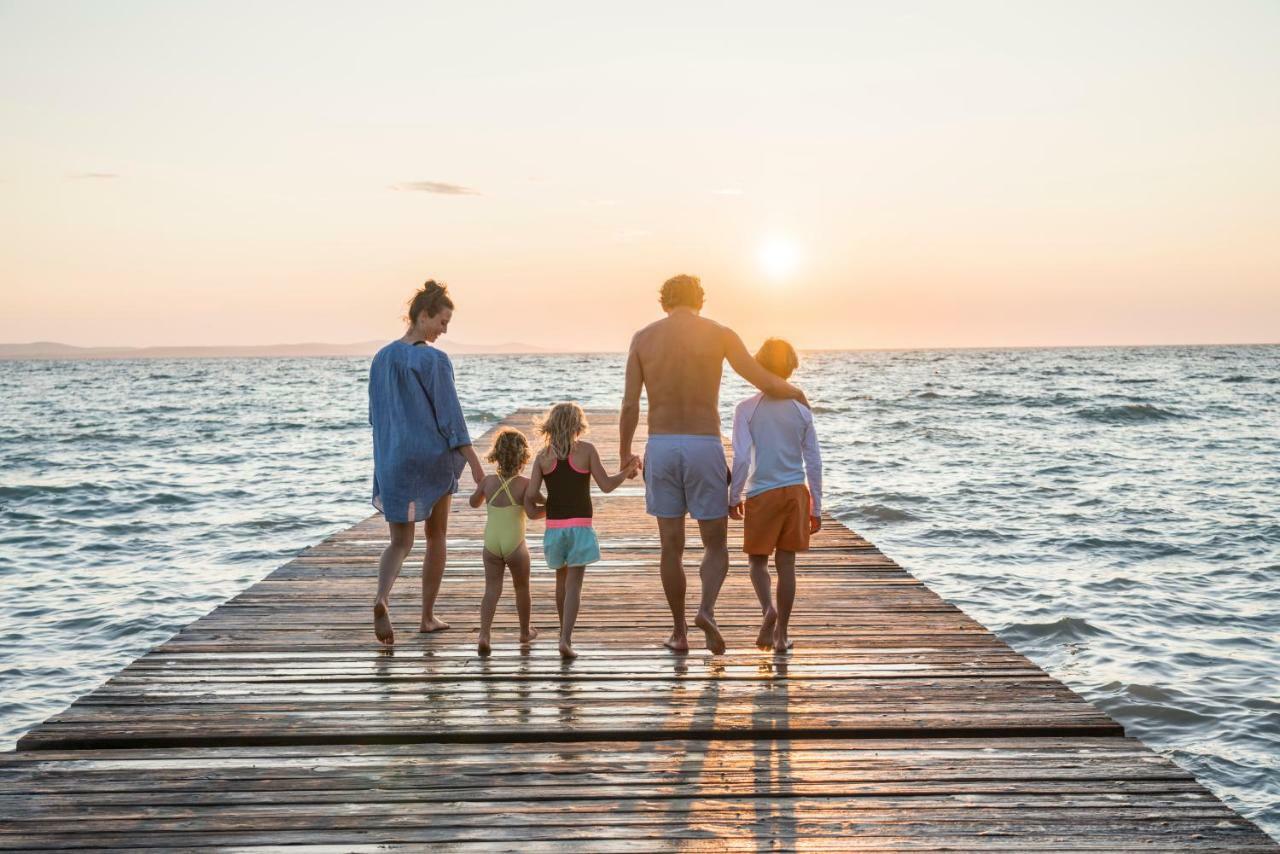 Falkensteiner Premium Mobile Homes And Camping Zara Esterno foto Family on a pier