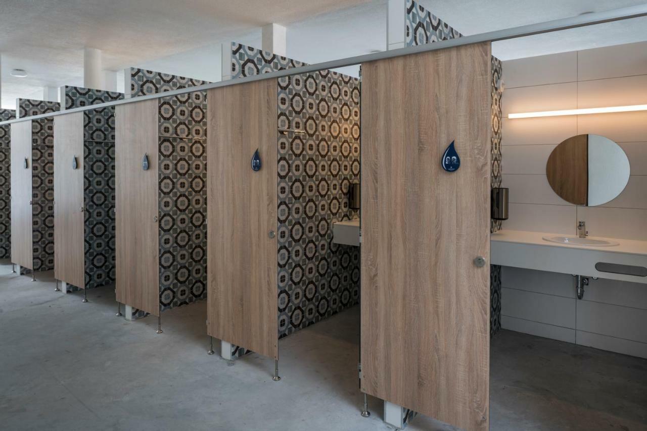 Falkensteiner Premium Mobile Homes And Camping Zara Esterno foto A row of cubicles in a public toilet