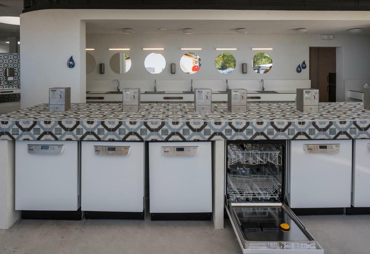 Falkensteiner Premium Mobile Homes And Camping Zara Esterno foto A row of dishwashers
