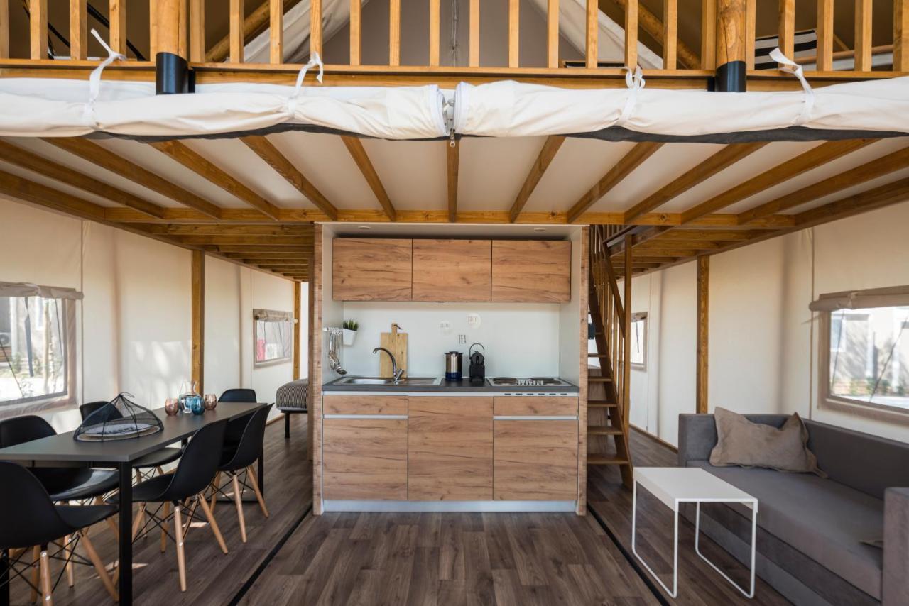 Falkensteiner Premium Mobile Homes And Camping Zara Esterno foto Interior of a tiny home